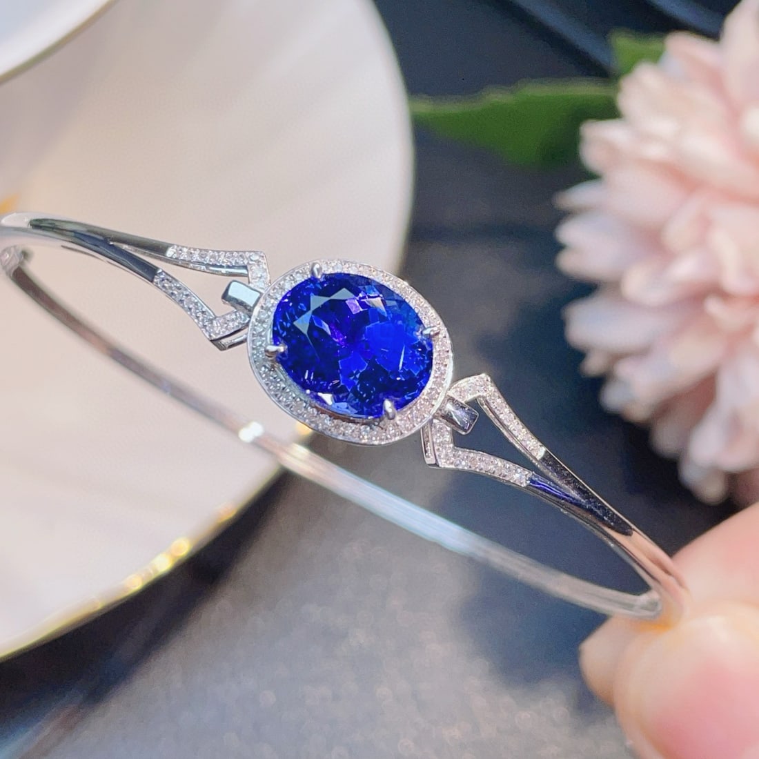 14k Gold 4.2 Ct Natural Tanzanite & Diamond Bangle: Ref:231052039 // gold content:14k gold // main gemstone:tanzanite // shape:oval // carat weight:4. 2ct // color:blue // treatment:natural // // adjacent gemstone 2 : diamond // number of stones:76 //