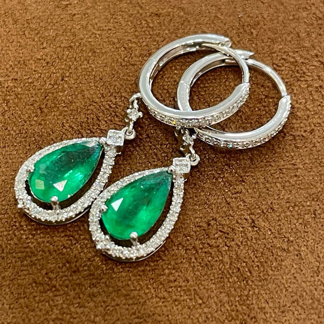 14k Gold 1.35 Ct Vivid Green Natural Emerald & Diamond Earrings: Ref:231052040 // gold content:14k gold // main gemstone:emerald // shape:pear // carat weight:1. 35ct // color:vivid green // treatment:natural // // adjacent gemstone 2 : diamond // shape:round //