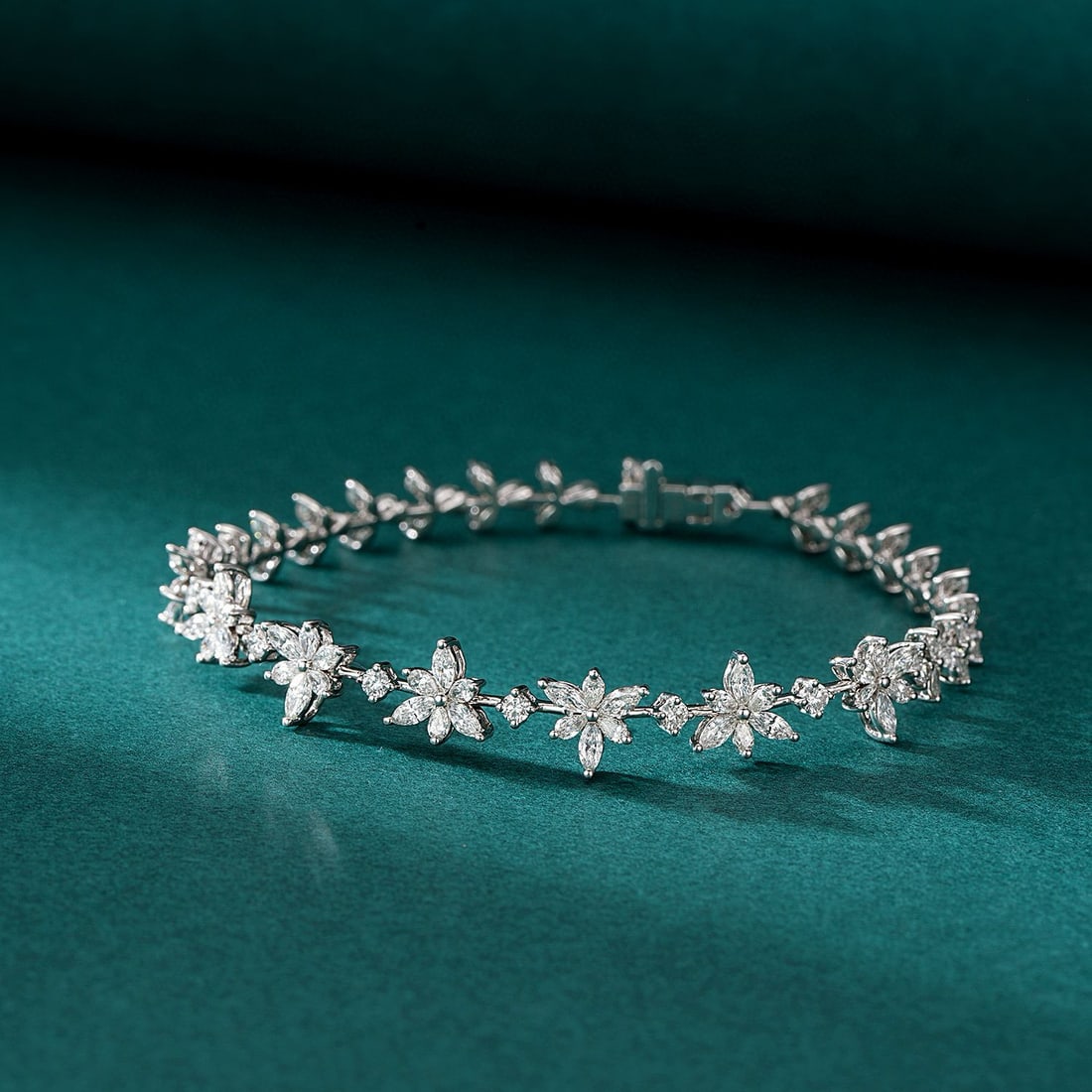 14k Gold 3.21 Ct Natural H Diamond Bracelet: Ref:231052056 // gold content:14k gold // main gemstone:diamond // shape:multiply // carat weight:3. 21ct // clarity grade:vs-si // color:h // treatment:natural // Condition: New Low Estimate: