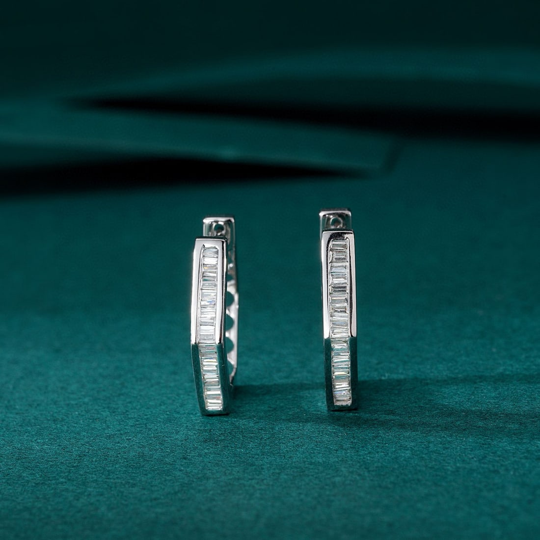 14k Gold 0.30 Ct Natural H Diamond Earrings: Ref:231052069 // gold content:14k gold // main gemstone:diamond // shape:baguette // carat weight:0. 30ct // clarity grade:vs-si // color:h // treatment:natural // Condition: New Low Estimate: