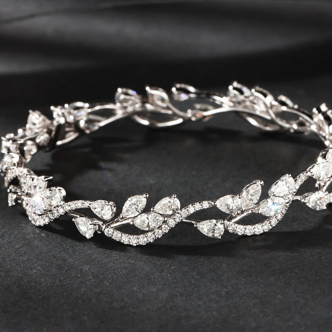 14k Gold 7.03 Ctw Natural H Diamond Bracelet: Ref:231052071 // gold content:14k gold // main gemstone:diamond // shape:multiply // carat weight:6ct // clarity grade:vs-si // color:h // treatment:natural // // adjacent gemstone 2 : diamond //
