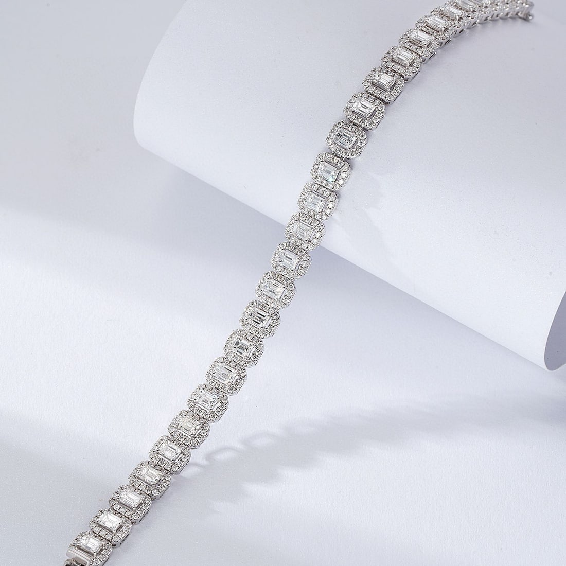 14k Gold 8.50 Ctw Natural H Diamond Bracelet: Ref:231052072 // gold content:14k gold // main gemstone:diamond // shape:emerald // carat weight:5. 46ct // clarity grade:vs-si // color:h // treatment:natural // // adjacent gemstone 2 : diamond // s