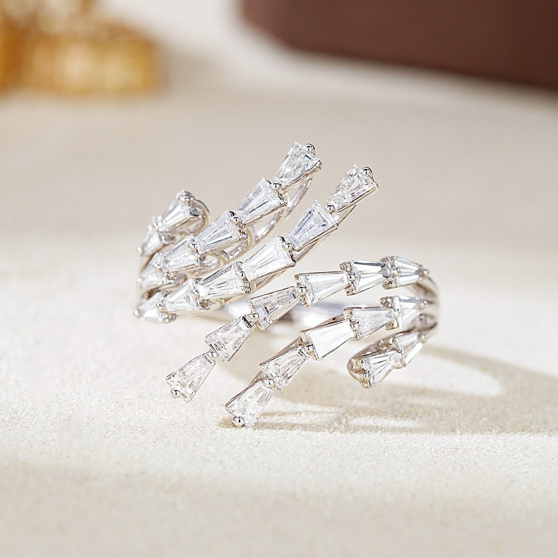 14k Gold 1.07 Ct Natural H Diamond Ring: Ref:231052074 // gold content:14k gold // ring size:7. 25us // // main gemstone:diamond // shape:baguette // carat weight:1. 07ct // clarity grade:vs-si // color:h // treatment:natural // Condition: N