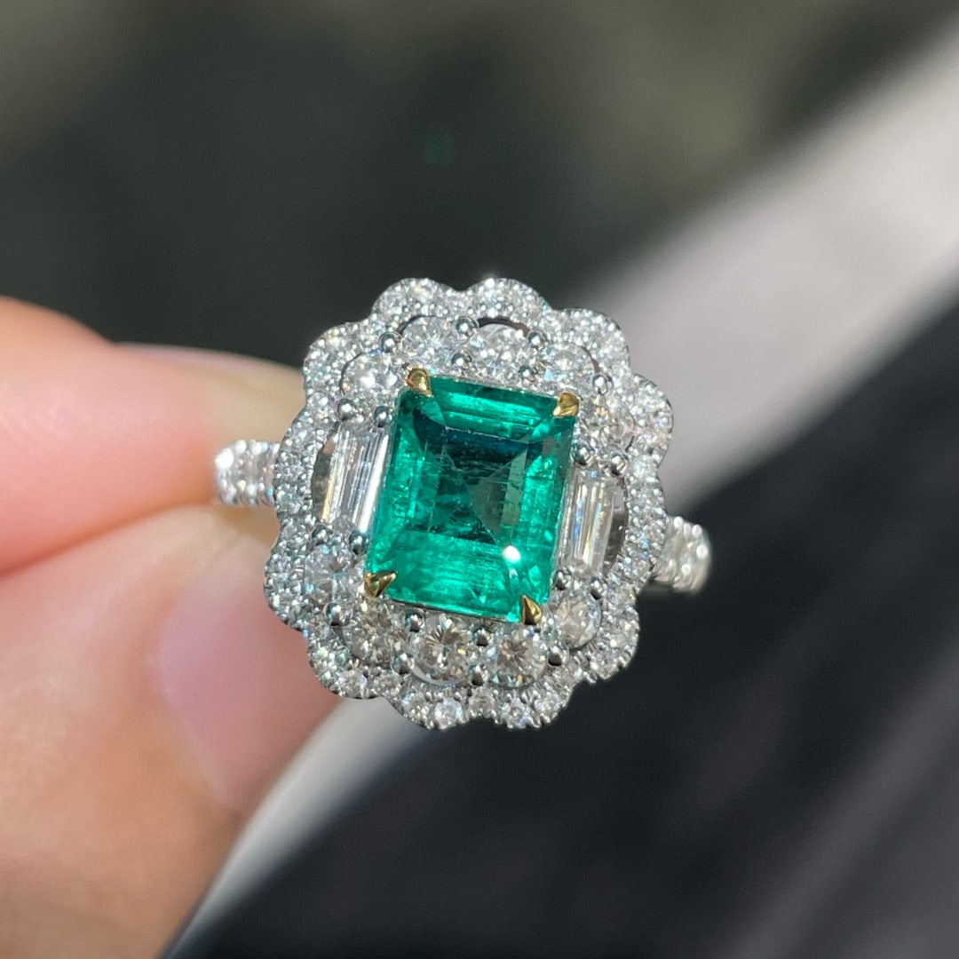 14k Gold 2.00 Ct Natural Emerald & Diamond Ring: Ref:231052087 // gold content:14k gold // ring size:7. 25us // // main gemstone:emerald // shape:octagonal // carat weight:2. 00ct // color:green // treatment:natural // // adjacent gemstone 2 : diamo
