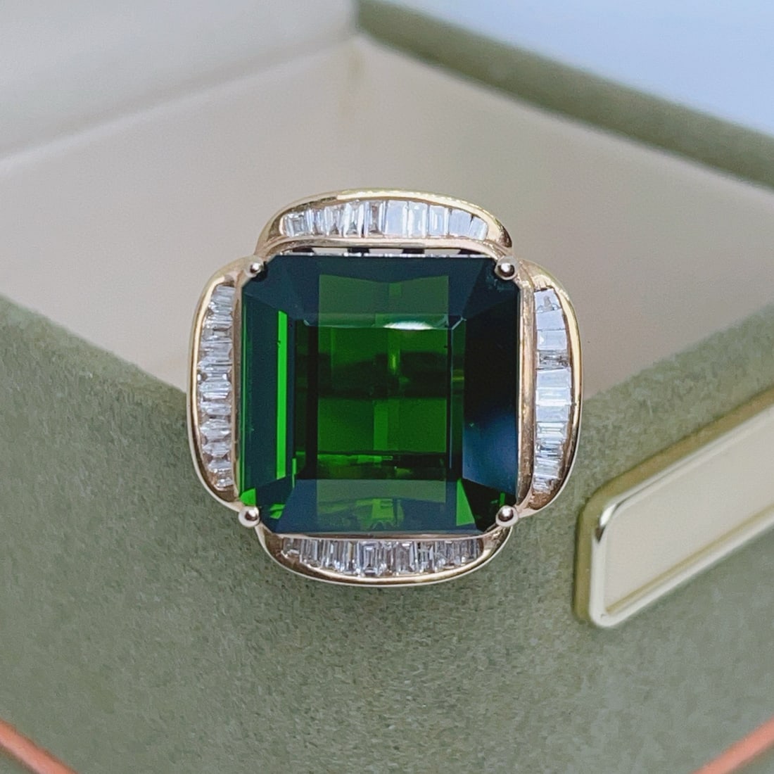 14k Gold 13.5 Ct Natural Tourmaline & Diamond Ring: Ref:231052088 // gold content:14k gold // ring size:7. 25us // // main gemstone:tourmaline // shape:octagonal // carat weight:13. 5ct // color:green // treatment:natural // // adjacent gemstone 2 :