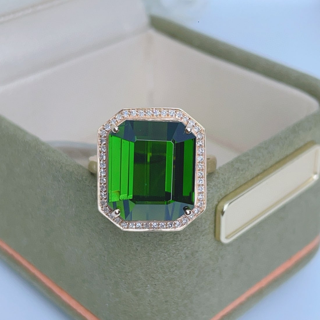 14k Gold 12.5 Ct Natural Tourmaline & Diamond Ring: Ref:231052090 // gold content:14k gold // ring size:7. 25us // // main gemstone:tourmaline // shape:octagonal // carat weight:12. 5ct // color:green // treatment:natural // // adjacent gemstone 2 : di