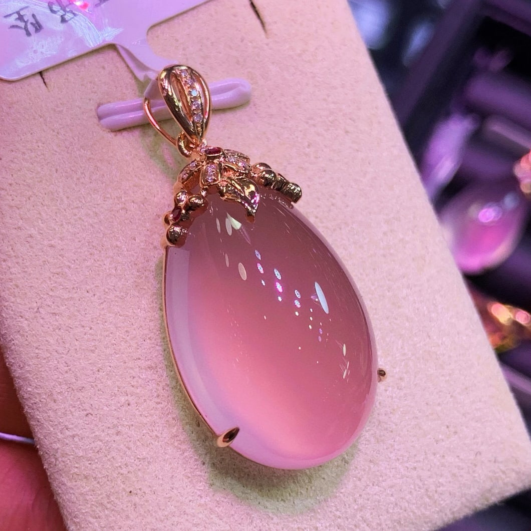 14k Gold 33 Ct Natural Rose Quartz & Diamond & Ruby Pendant( Without Chain ): Ref:231052104 // gold content:14k gold // main gemstone:rose quartz // shape:pear // carat weight:33ct // color:pink // treatment:natural // // adjacent gemstone 2 : diamond // shape:round // clarity