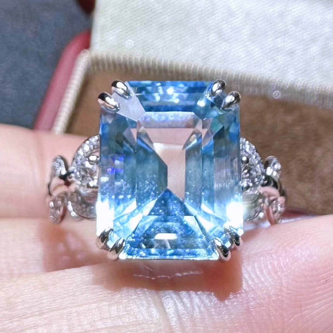 14k Gold 6.47 Ctw Natural Aquamarine & Diamond Ring: Ref:231052116 // gold content:14k gold // ring size:7. 25us // // main gemstone:aquamarine // shape:octagonal // carat weight:6. 23ct // color:santa maria color // treatment:natural // // adjacent gem