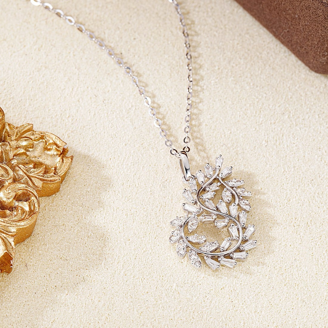 14k Gold 0.52 Ctw Natural H Diamond Pendant( Without Chain ): Ref:231052139 // gold content:14k gold // main gemstone:diamond // shape:baguette // carat weight:0. 36ct // clarity grade:vs-si // color:h // treatment:natural // // adjacent gemstone 2 : diamond //