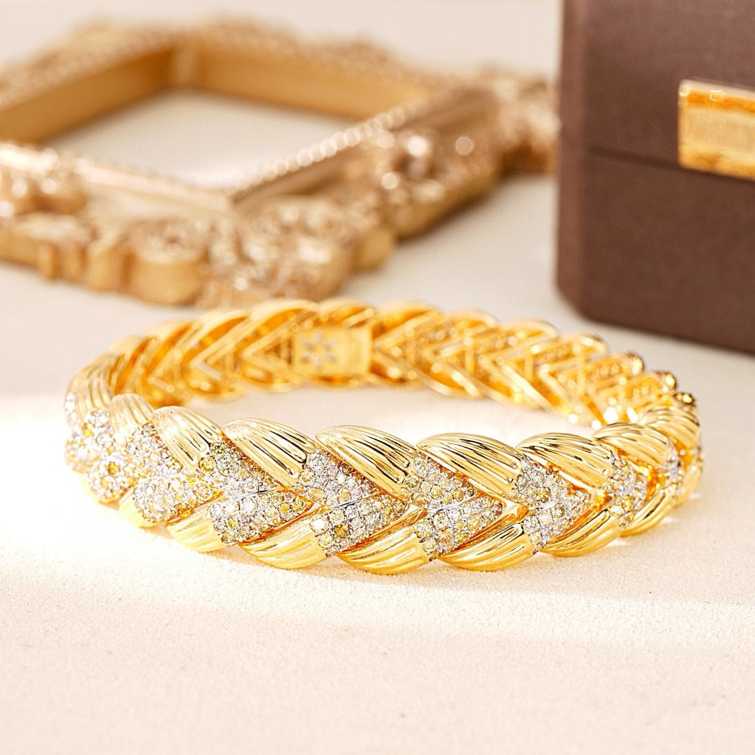 14k Gold 5.57 Ct Natural Color Diamond Bracelet: Ref:231052140 // gold content:14k gold // main gemstone:diamond // shape:round // carat weight:5. 57ct // clarity grade:vs-si // color:color // treatment:natural // cut grade:g // Condition: New Low E