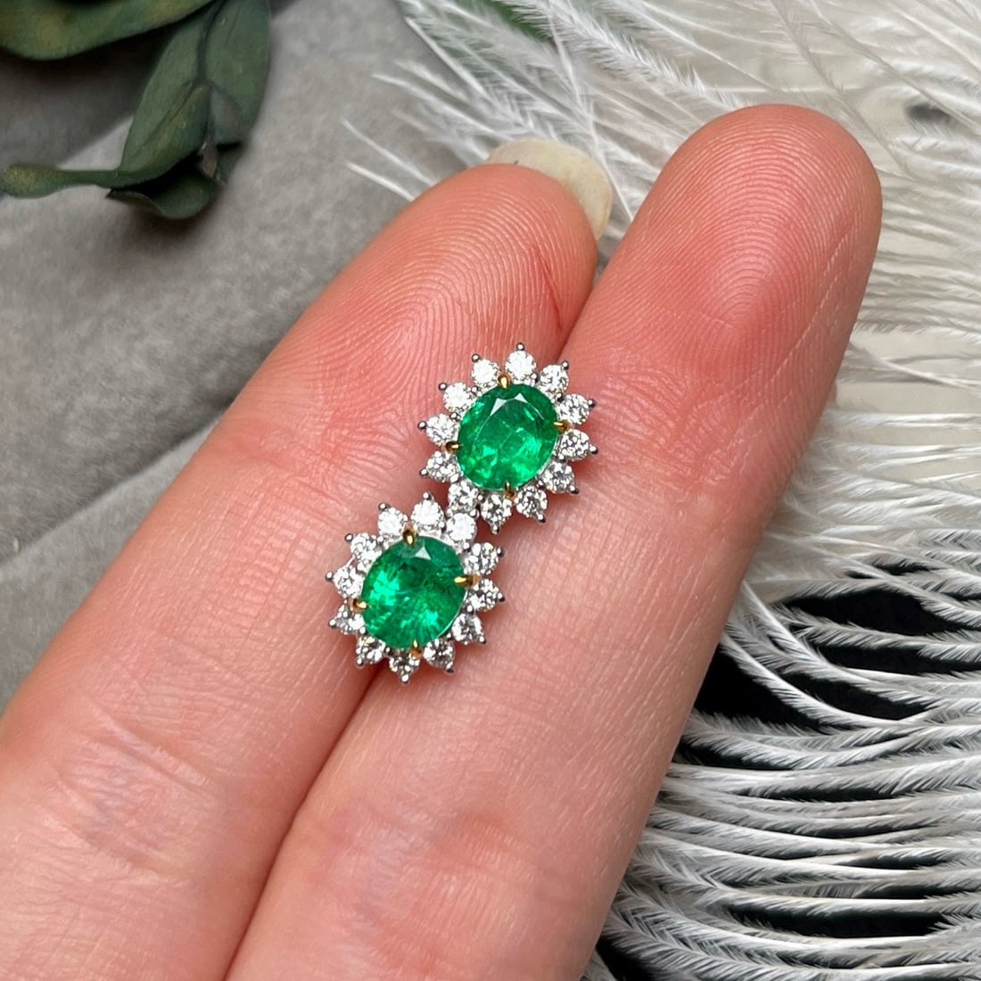 14k Gold 1.77 Ctw Vivid Green Natural Emerald & Diamond Earrings: Ref:231052145 // gold content:14k gold // main gemstone:emerald // shape:oval // carat weight:1. 29ct // color:vivid green // treatment:natural // // adjacent gemstone 2 : diamond // shape:round // ca