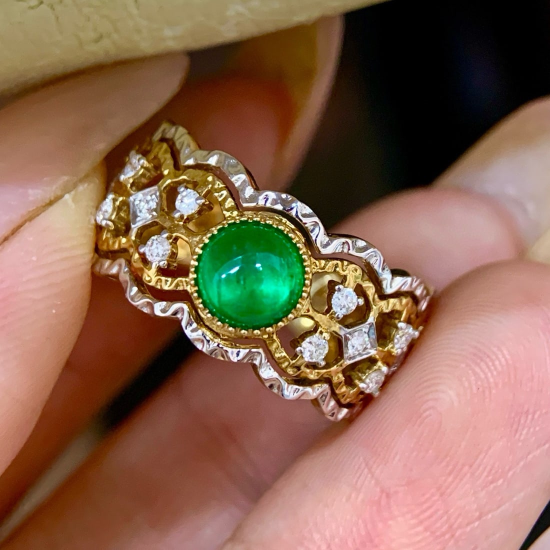 14k Gold 1.10 Ctw Vivid Green Natural Emerald & Diamond Ring: Ref:231052153 // gold content:14k gold // ring size:7. 25us // // main gemstone:emerald // shape:round // carat weight:0. 94ct // color:vivid green // treatment:natural // cut grade:g // // adjacent g