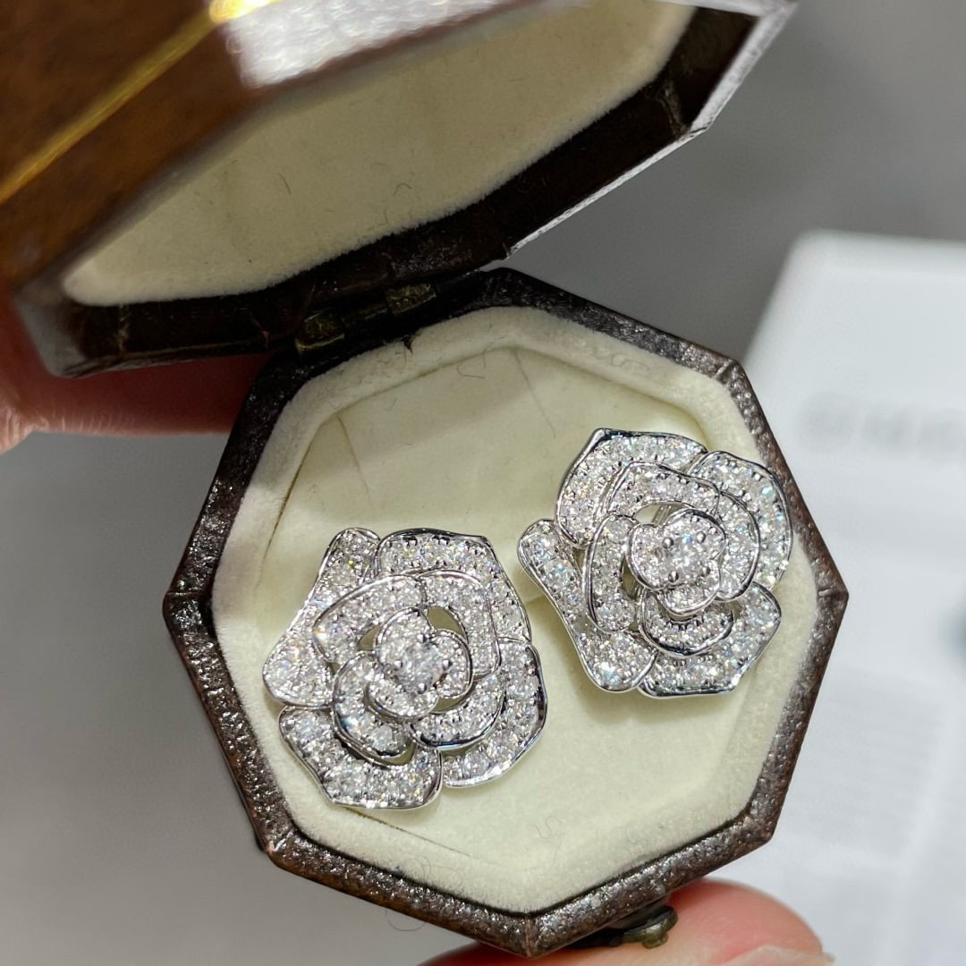 14k Gold 0.8 Ct Natural H Diamond & Flowers Earrings: Ref:231052159 // gold content:14k gold // main gemstone:diamond // shape:round // carat weight:0. 8ct // clarity grade:vs-si // color:h // treatment:natural // cut grade:g // Condition: New Low Estima