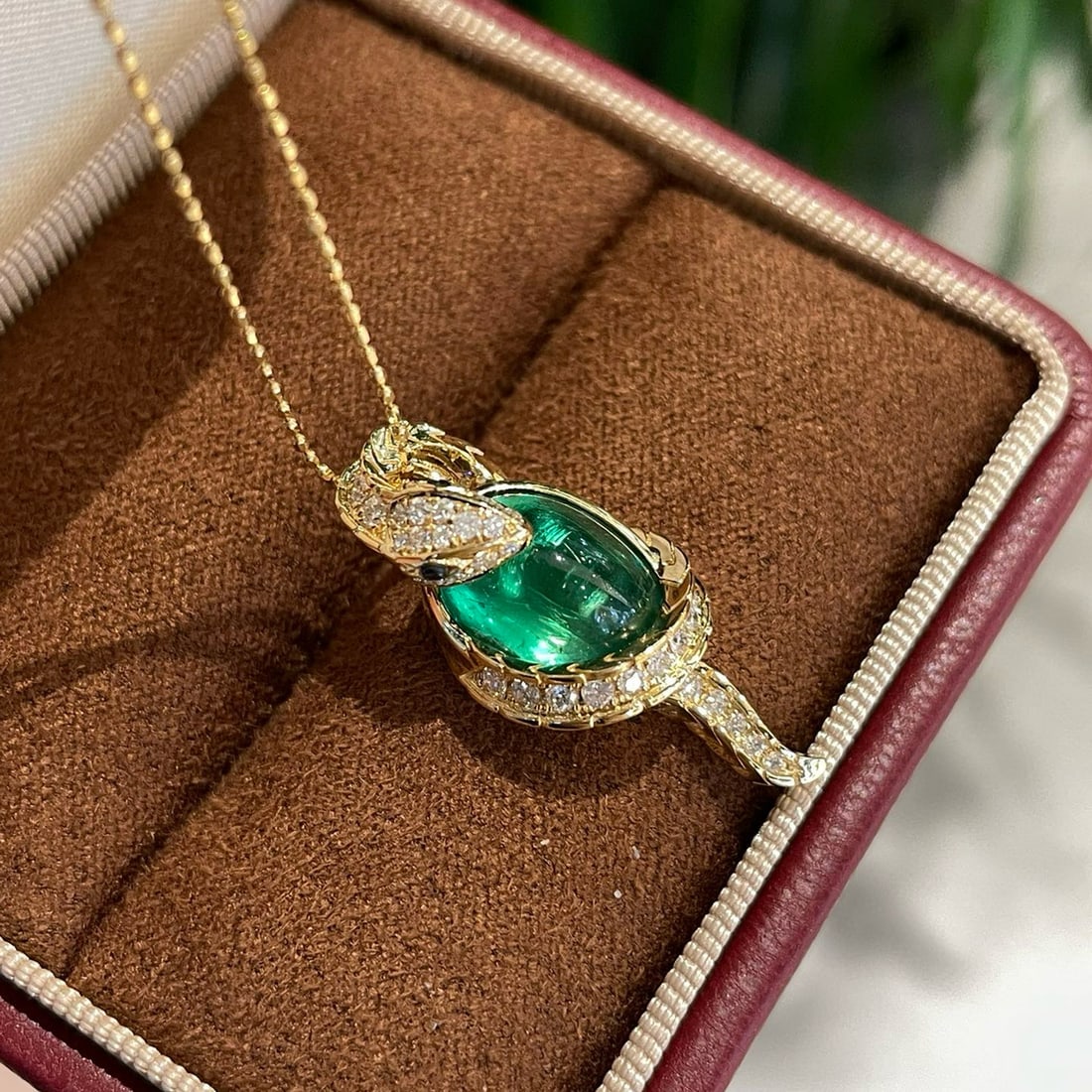 14k Gold 4.99 Ct Natural Emerald & Diamond Pendant( Without Chain ): Ref:231052162 // gold content:14k gold // main gemstone:emerald // shape:oval // carat weight:4. 99ct // color:green // treatment:natural // // adjacent gemstone 2 : diamond // shape:round // clarity 