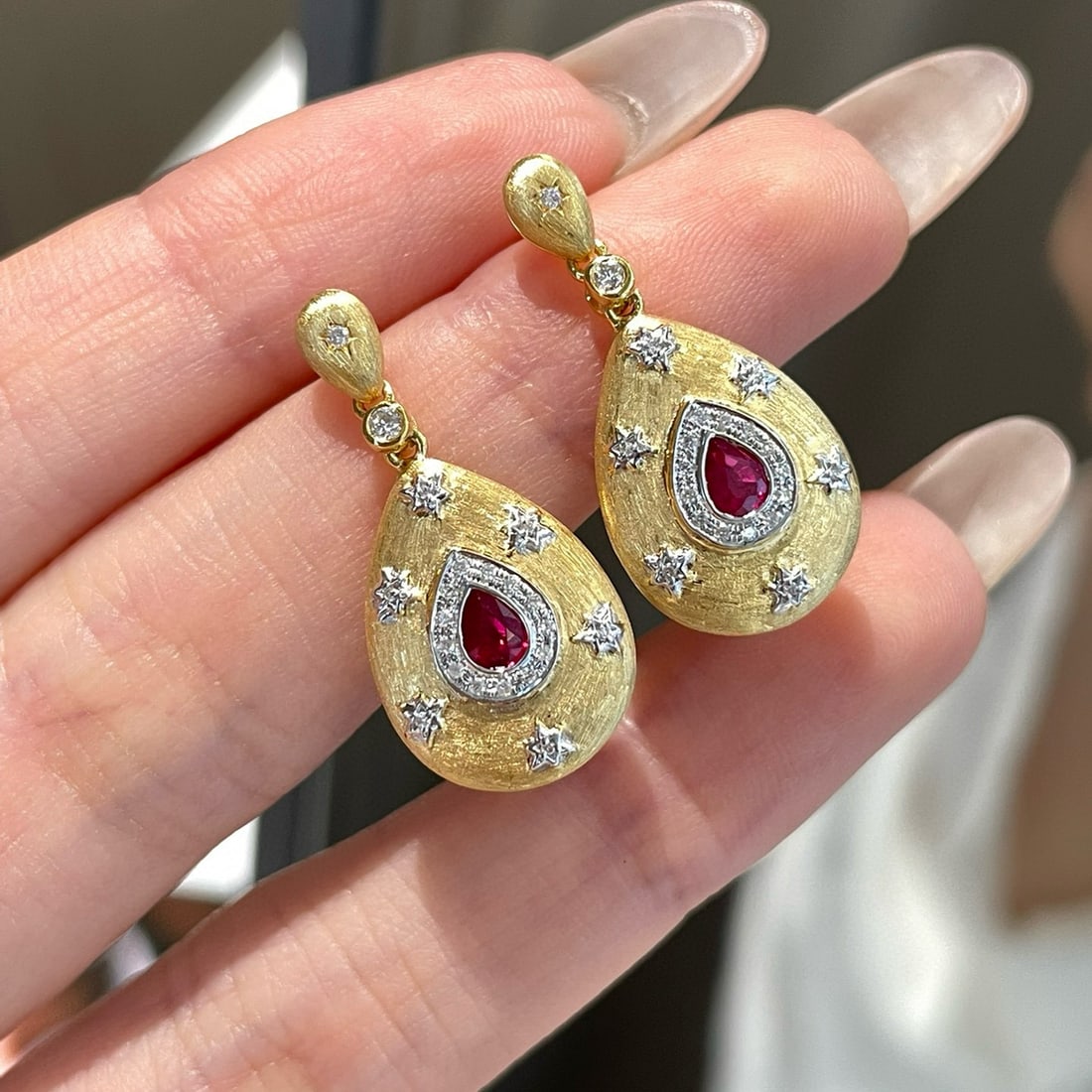 14k Gold 0.3 Ct Natural Ruby & Diamond Earrings: Ref:231052171 // gold content:14k gold // main gemstone:ruby // shape:pear // carat weight:0. 3ct // color:red // treatment:natural // // adjacent gemstone 2 : diamond // shape:round // clarity