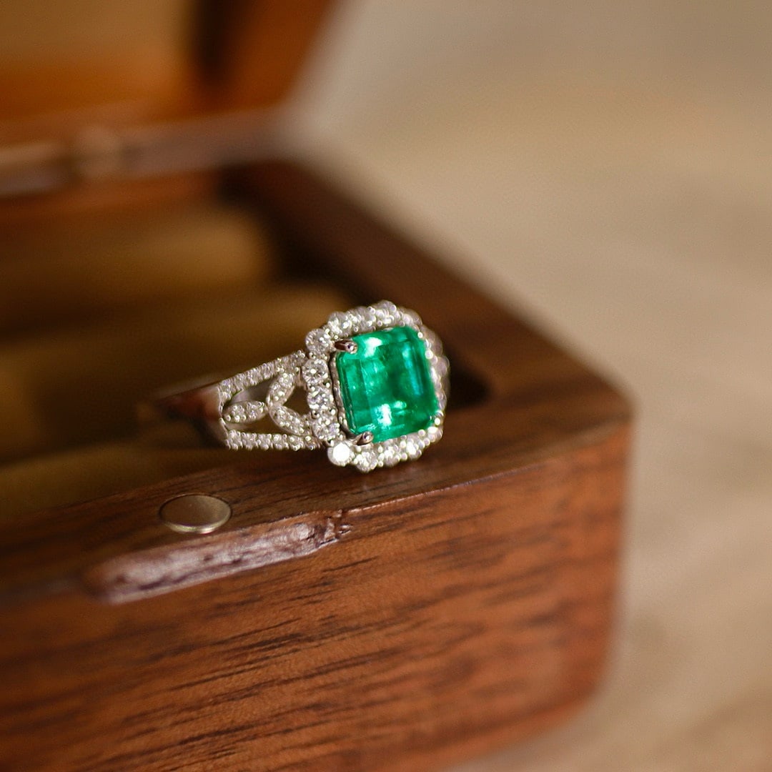 14k Gold 1.62 Ctw Natural Emerald & Diamond Ring: Ref:231052183 // gold content:14k gold // ring size:7. 25us // // main gemstone:emerald // shape:octagonal // carat weight:1. 27ct // color:green // treatment:natural // // adjacent gemstone 2 :