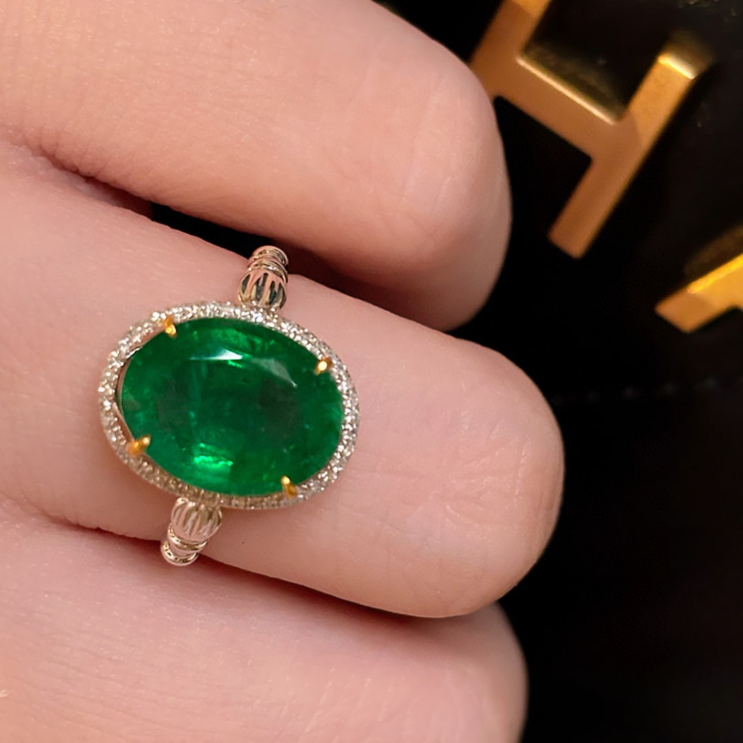 14k Gold 3.8 Ct Vivid Green Natural Emerald & Diamond Ring - 2