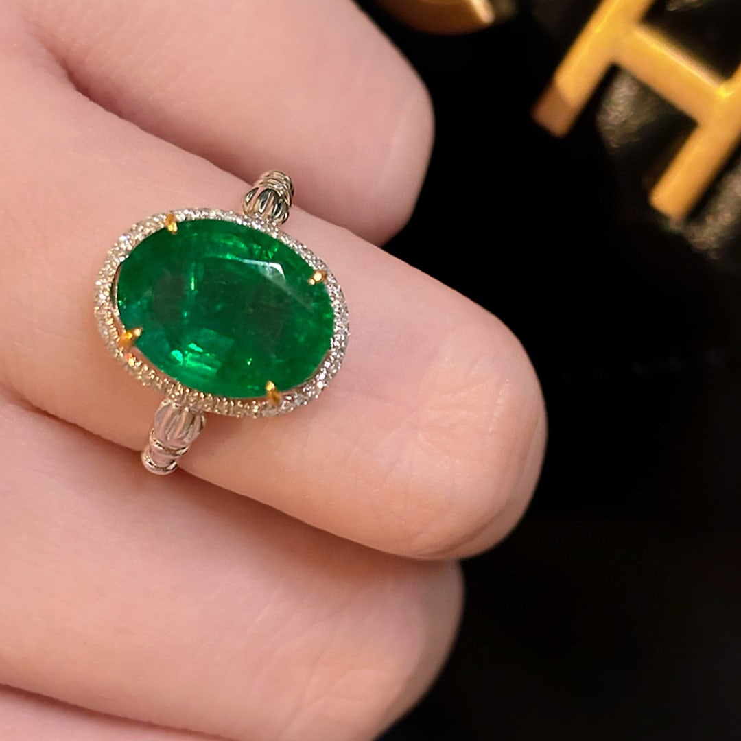 14k Gold 3.8 Ct Vivid Green Natural Emerald & Diamond Ring - 3