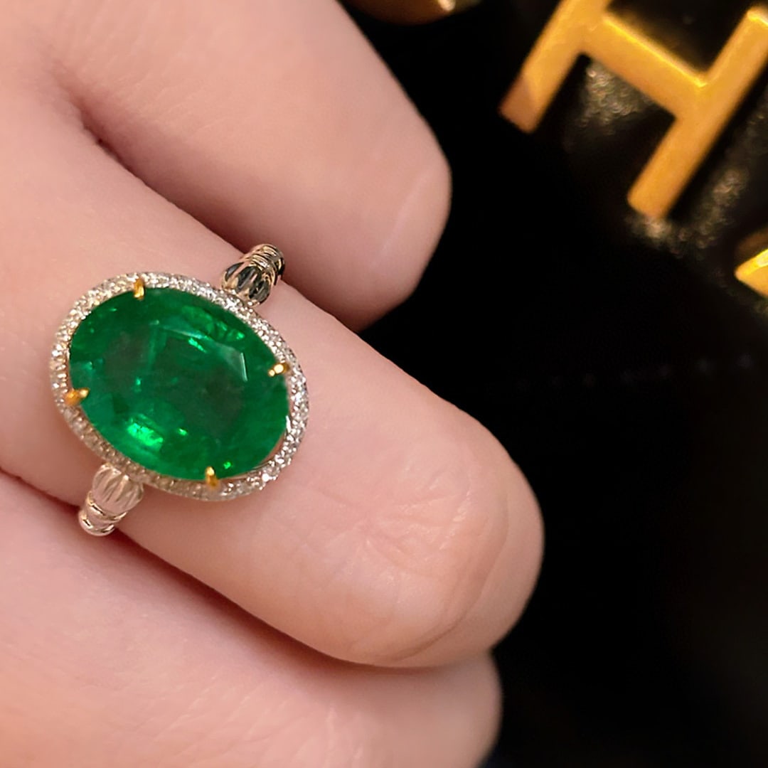 14k Gold 3.8 Ct Vivid Green Natural Emerald & Diamond Ring - 4
