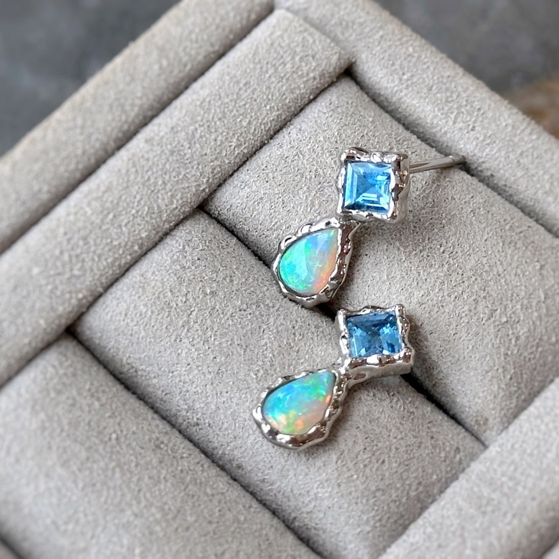 14k Gold 0.85 Ctw Natural Opal & Aquamarine Earrings: Ref:231052210 // gold content:14k gold // main gemstone:opal // shape:pear // carat weight:0. 35ct // color:color // treatment:natural // // adjacent gemstone 2 : aquamarine // shape:square // carat