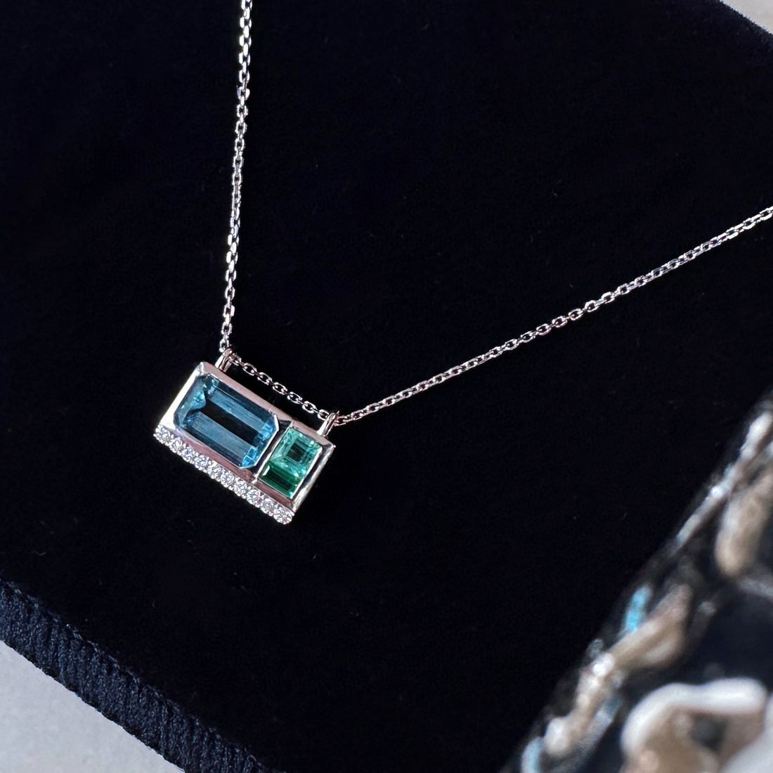 14k Gold 0.9 Ct Natural Aquamarine & Emerald & Diamond Necklace: Ref:231052213 // gold content:14k gold // main gemstone:aquamarine // shape:octagonal // carat weight:0. 9ct // color:blue // treatment:natural // // adjacent gemstone 2 : emerald // shape:multiply