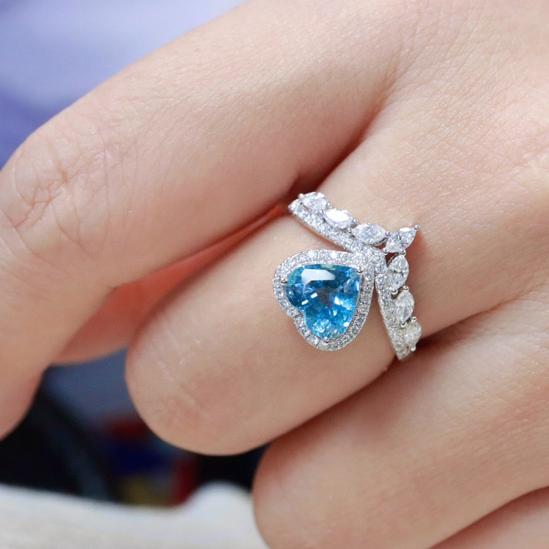 14k Gold 1.64 Ctw Vivid Blue Natural Aquamarine & Diamond Ring - 6