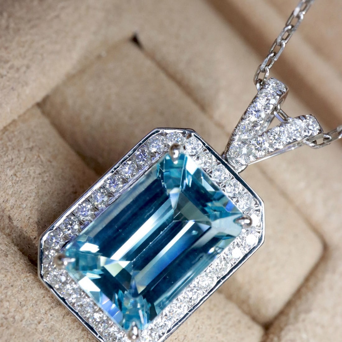 14k Gold 3.98 Ctw Natural Aquamarine & Diamond Pendant( Without Chain ): Ref:231052216 // gold content:14k gold // main gemstone:aquamarine // shape:octagonal // carat weight:3. 55ct // color:blue // treatment:natural // // adjacent gemstone 2 : diamond // shape:round //