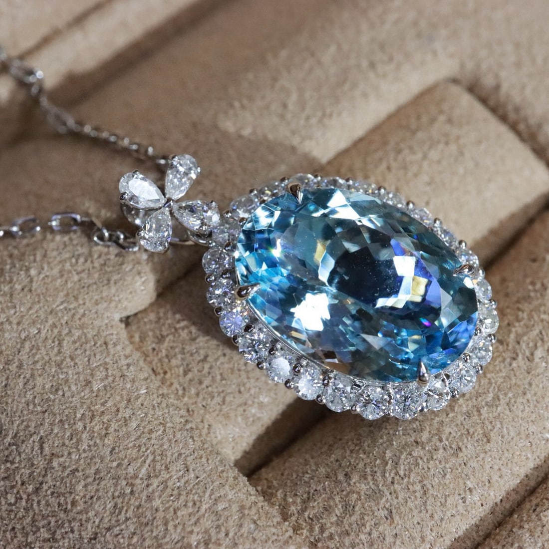 14k Gold 5.33 Ctw Natural Aquamarine & Diamond Pendant( Without Chain ): Ref:231052217 // gold content:14k gold // main gemstone:aquamarine // shape:oval // carat weight:4. 68ct // color:blue // treatment:natural // // adjacent gemstone 2 : diamond // shape:multiply //