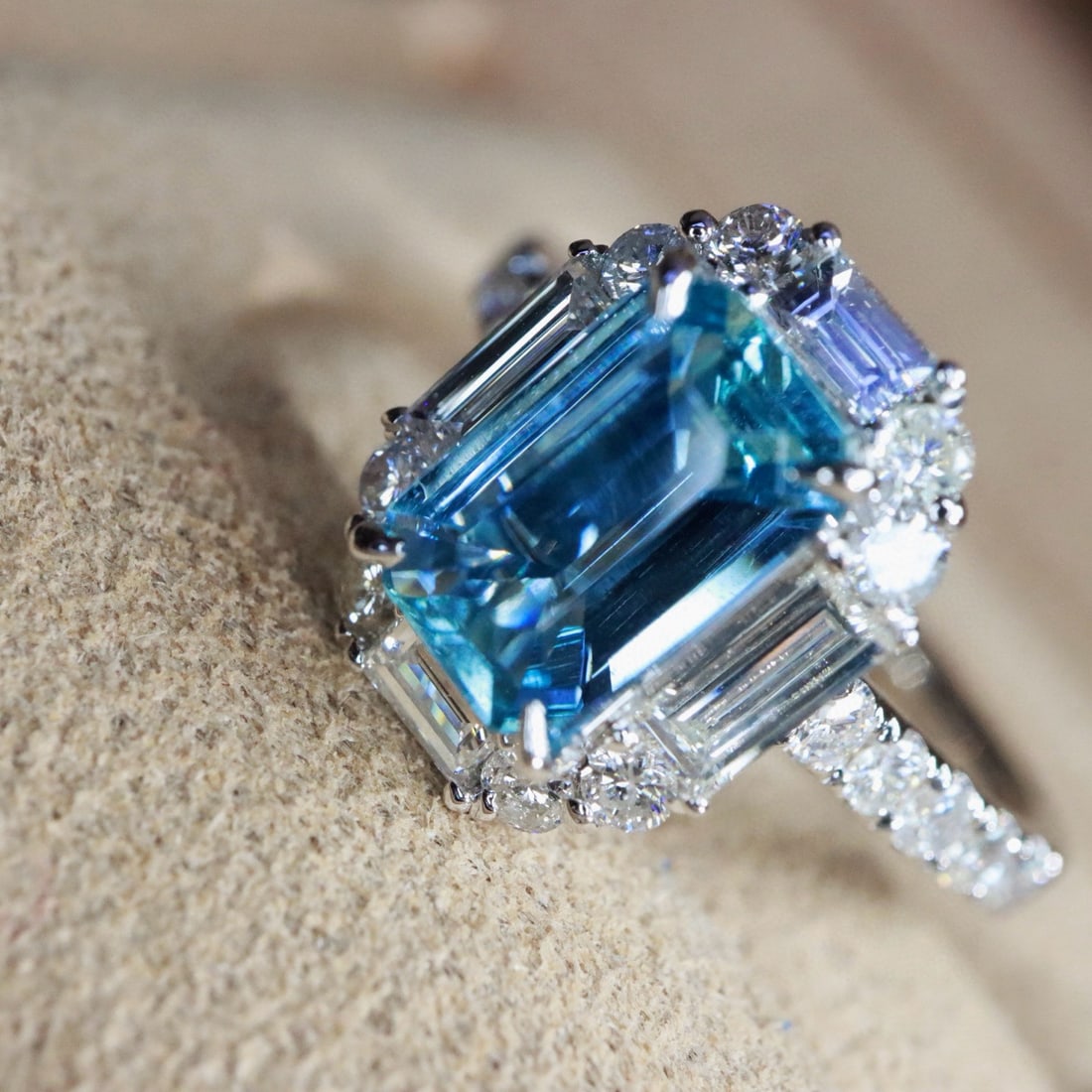 14k Gold 2.05 Ctw Vivid Blue Natural Aquamarine & Diamond Ring - 3
