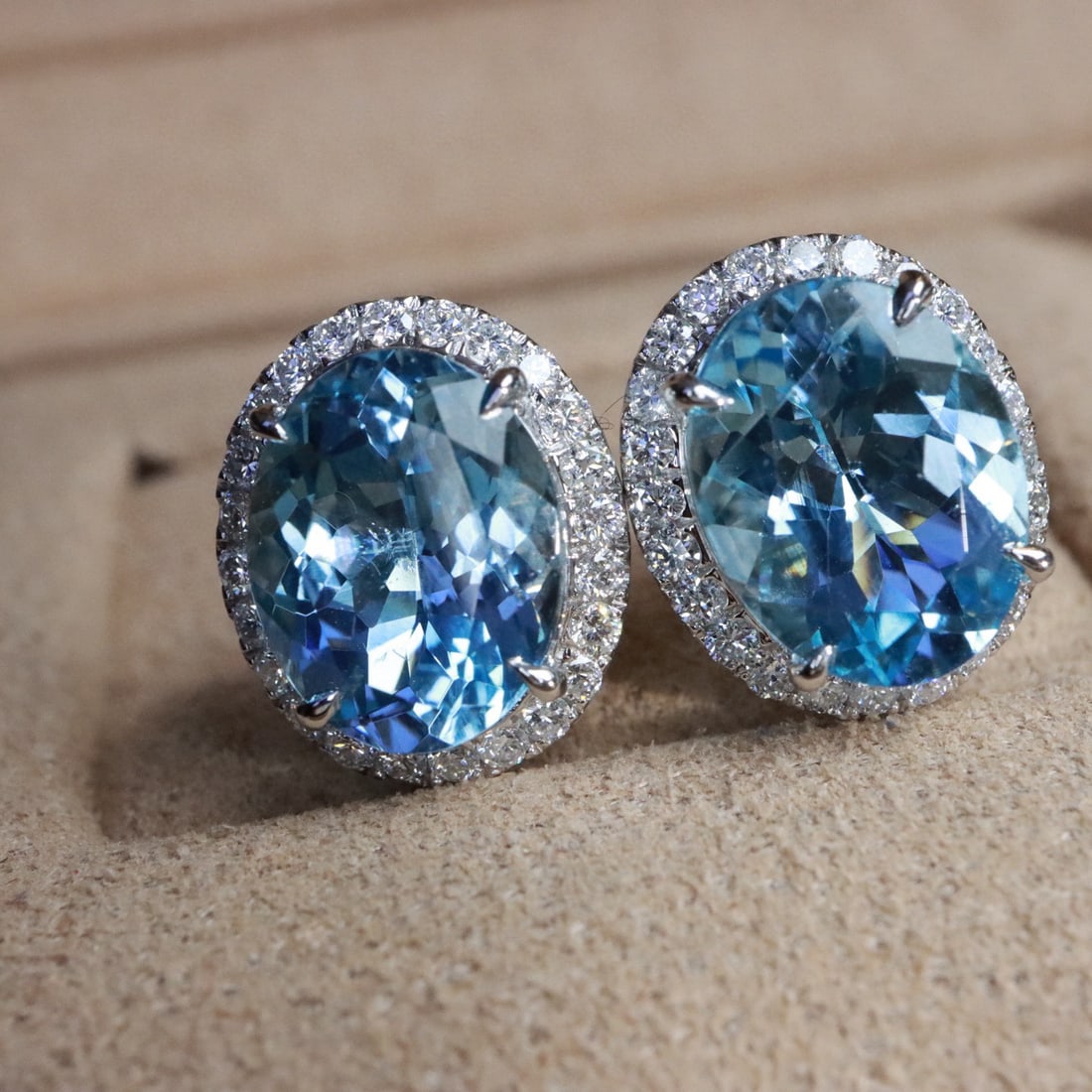 14k Gold 4.60 Ctw Vivid Blue Natural Aquamarine & Diamond Earrings: Ref:231052219 // gold content:14k gold // main gemstone:aquamarine // shape:oval // carat weight:4. 13ct // color:vivid blue // treatment:natural // // adjacent gemstone 2 : diamond // shape:round // 