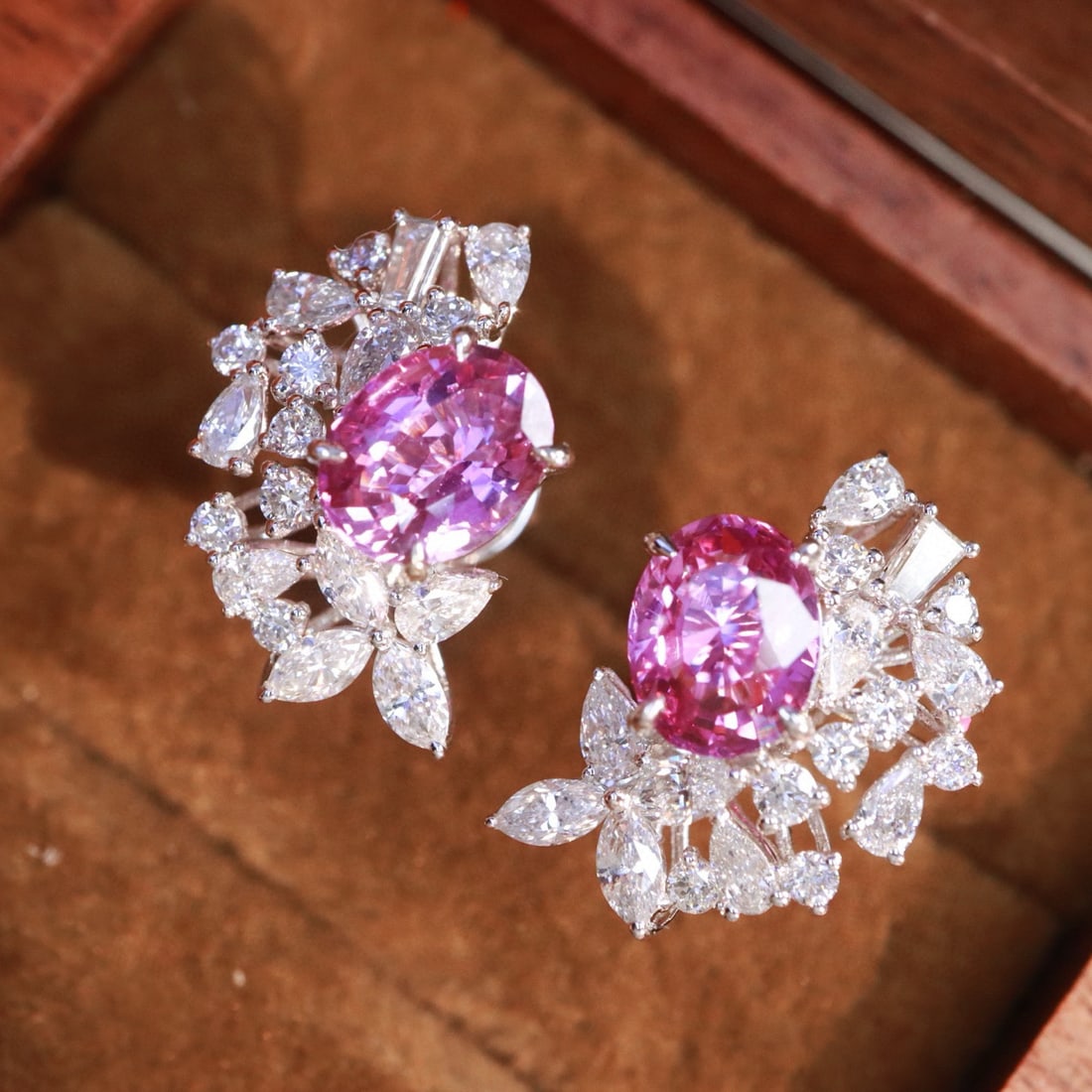 14k Gold 3.09 Ctw Natural Padparadscha Sapphire & Diamond Earrings: Ref:231052220 // gold content:14k gold // main gemstone:padparadscha sapphire // shape:oval // carat weight:2. 03ct // color:orangish pink // treatment:natural // // adjacent gemstone 2 : diamond // s