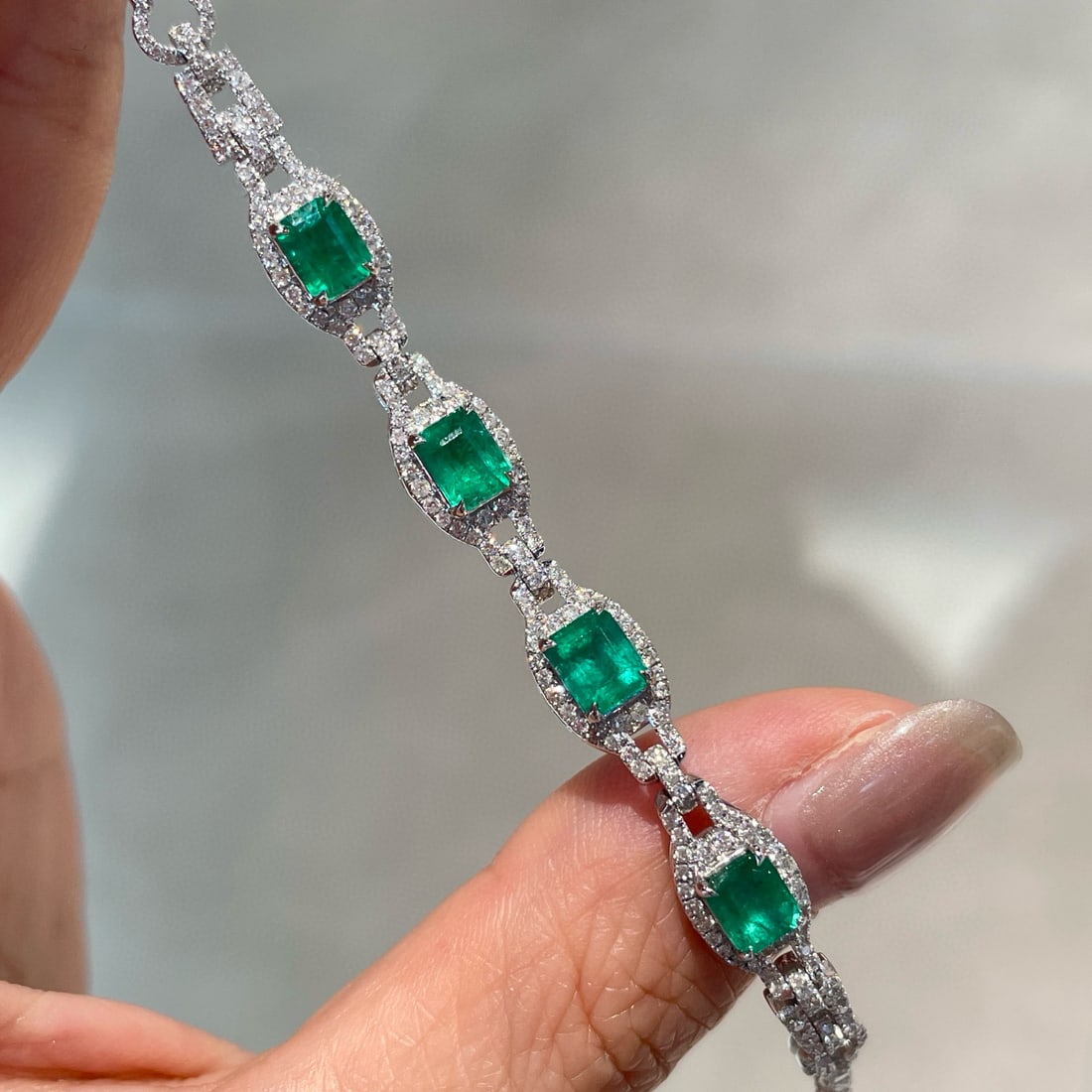 14k Gold 1.8 Ct Vivid Green Natural Emerald & Diamond Bracelet: Ref:231052230 // gold content:14k gold // main gemstone:emerald // shape:octagonal // carat weight:1. 8ct // color:vivid green // treatment:natural // // adjacent gemstone 2 : diamond // shape:round