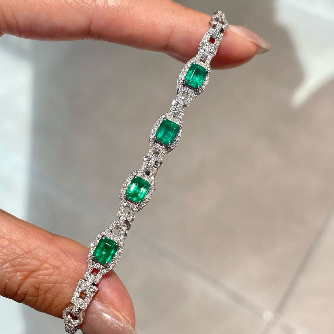 14k Gold 1.8 Ct Vivid Green Natural Emerald & Diamond Bracelet - 4