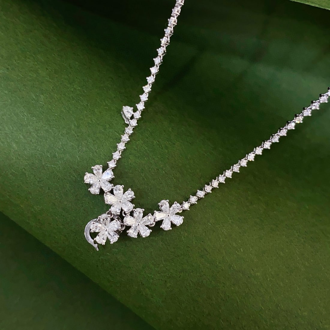 14k Gold 3.9 Ct Natural H Diamond Necklace: Ref:231052232 // gold content:14k gold // main gemstone:diamond // shape:multiply // carat weight:3. 9ct // clarity grade:vs-si // color:h // treatment:natural // Condition: New Low Estimate: