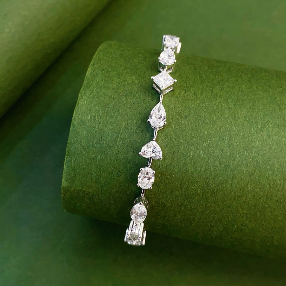 Gia Certified 14k Gold 7.02 Ct Natural D-f Vs Multiply Diamond Bracelet: Ref:231052235 // gold content:14k gold // main gemstone:diamond // certified:gia // shape:multiply // carat weight:7. 02ct // clarity grade:vs // color:d-f // treatment:natural // Condition: New Low E