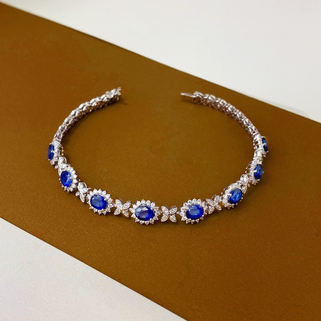 14k Gold 5.21 Ctw Natural Sapphire & Diamond Bracelet: Ref:231052236 // gold content:14k gold // main gemstone:sapphire // shape:oval // carat weight:3. 81ct // color:royal blue // treatment:natural // // adjacent gemstone 2 : diamond // shape:round //