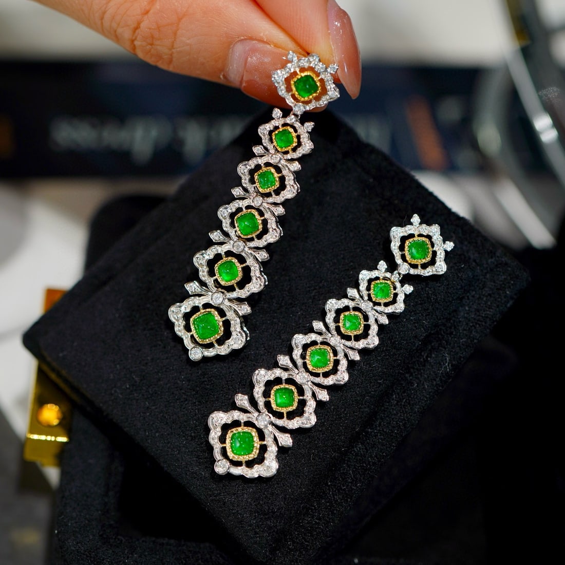 14k Gold 2.00 Ct Vivid Green Natural Emerald & Diamond Earrings: Ref:231052239 // gold content:14k gold // main gemstone:emerald // shape:suger-loaf // carat weight:2. 00ct // color:vivid green // treatment:natural // // adjacent gemstone 2 : diamond //