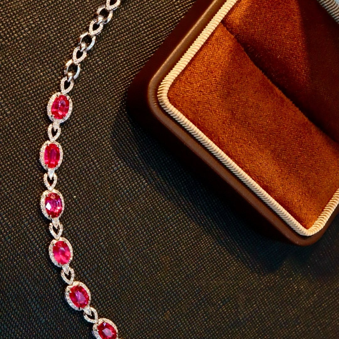 14k Gold 4.71 Ctw Natural Ruby & Diamond Bracelet: Ref:231052241 // gold content:14k gold // main gemstone:ruby // shape:oval // carat weight:3. 85ct // color:red // treatment:natural // // adjacent gemstone 2 : diamond // shape:round // carat weight: