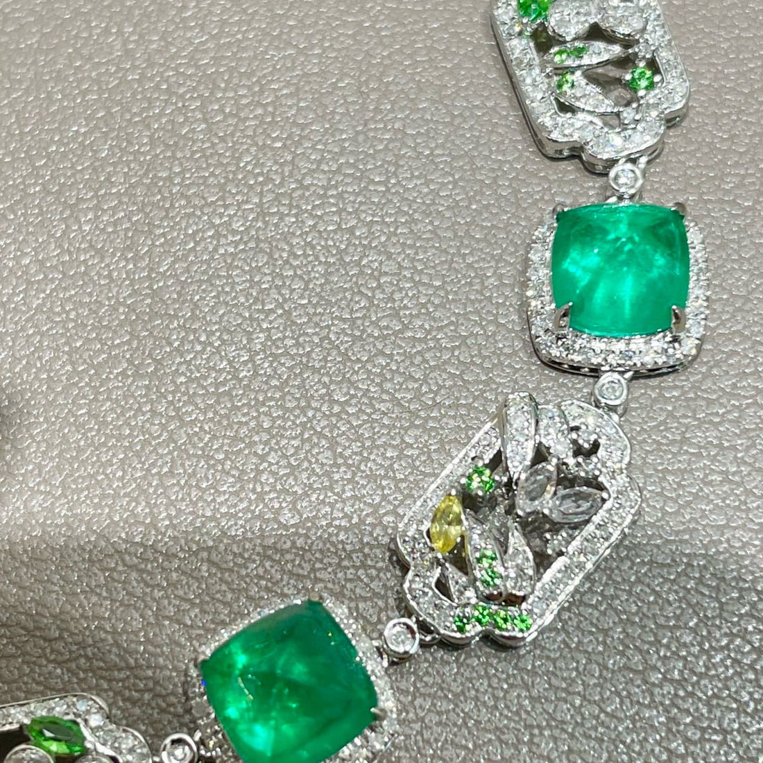 14k Gold 9 Ct Natural Emerald & Diamond Bracelet: Ref:231052243 // gold content:14k gold // main gemstone:emerald // shape:suger-loaf // carat weight:9ct // color:green // treatment:natural // // adjacent gemstone 2 : diamond // shape:round // clarit