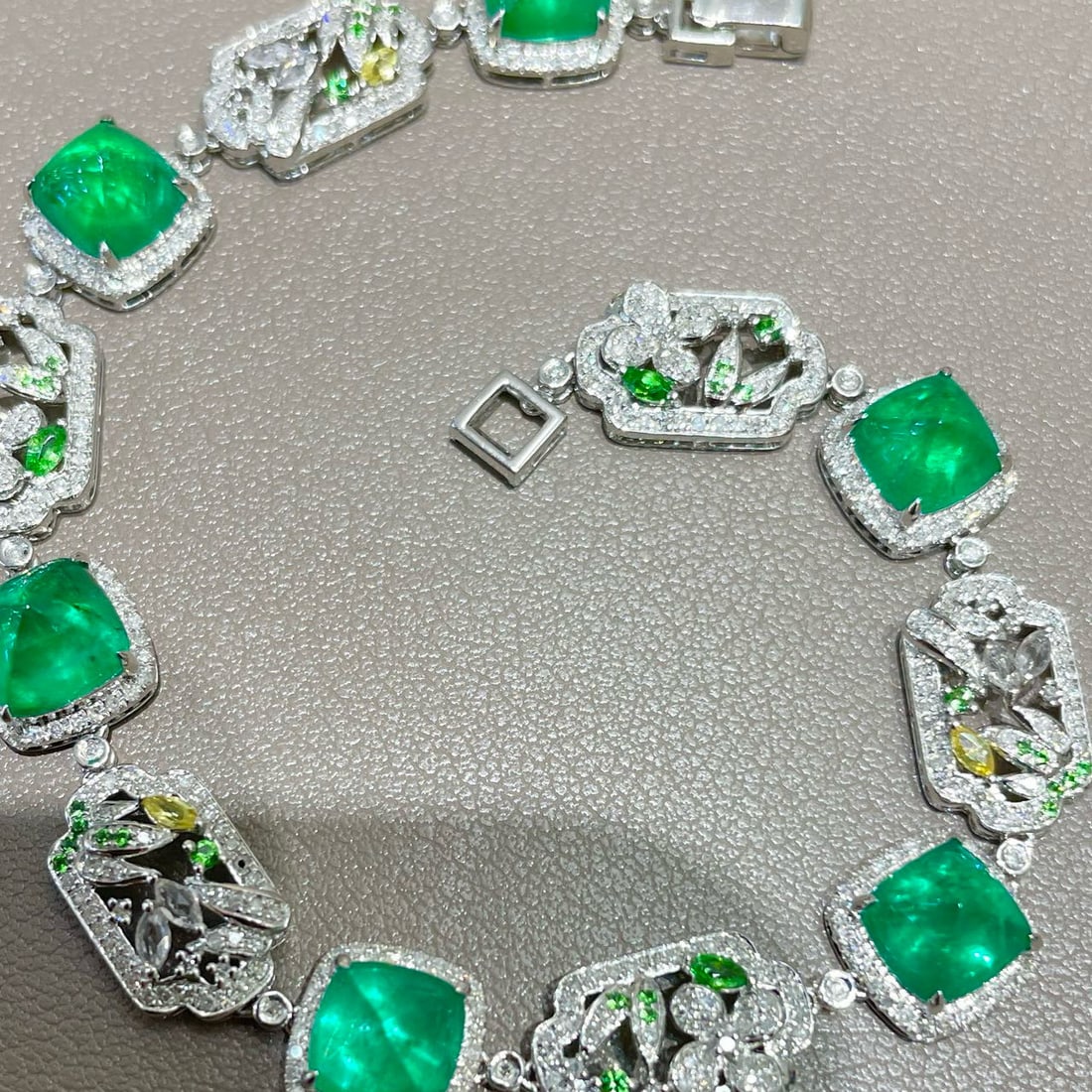 14k Gold 9 Ct Natural Emerald & Diamond Bracelet - 2