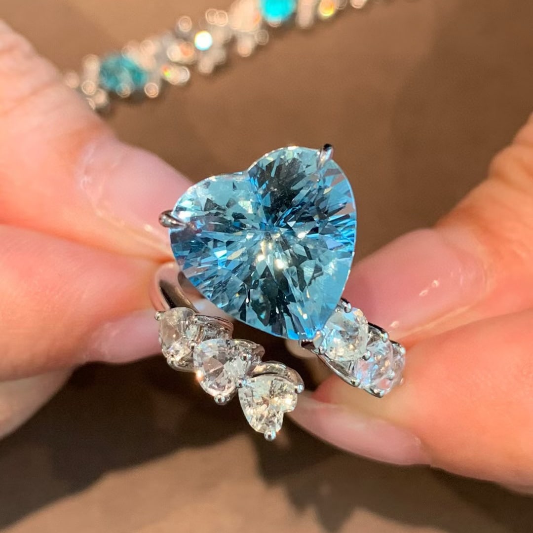 14k Gold 8.56 Ctw Natural Aquamarine & Aquamarine Ring: Ref:231052254 // gold content:14k gold // ring size:7. 25us // // main gemstone:aquamarine // shape:heart // carat weight:6. 98ct // color:blue // treatment:natural // // adjacent gemstone 2 :