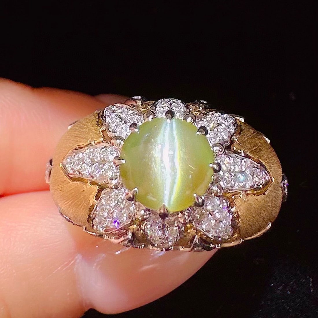 14k Gold 3.03 Ctw Natural Cat's?Eye Chrysoberyl & Diamond Ring: Ref:231052256 // gold content:14k gold // ring size:7. 25us // // main gemstone:cat's? Eye chrysoberyl // shape:round // carat weight:2. 1ct // color:yellow // treatment:natural // cut grade:g // //