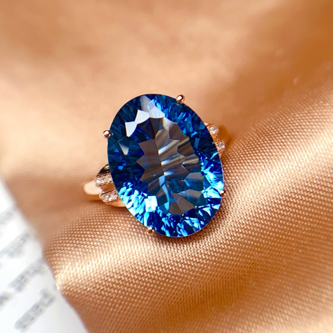 14k Gold 8.30 Ct Natural Topaz & Diamond Ring: Ref:231052260 // gold content:14k gold // ring size:7. 25us // // main gemstone:topaz // shape:oval // carat weight:8. 30ct // color:blue // treatment:natural // // adjacent gemstone 2 : diamond //