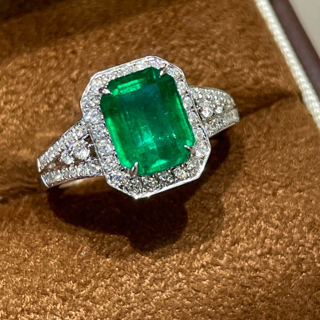 14k Gold 2.25 Ct Vivid Green Natural Emerald & Diamond Ring: Ref:231052274 // gold content:14k gold // ring size:7. 25us // // main gemstone:emerald // shape:octagonal // carat weight:2. 25ct // color:vivid green // treatment:natural // // adjacent gemstone 2 :