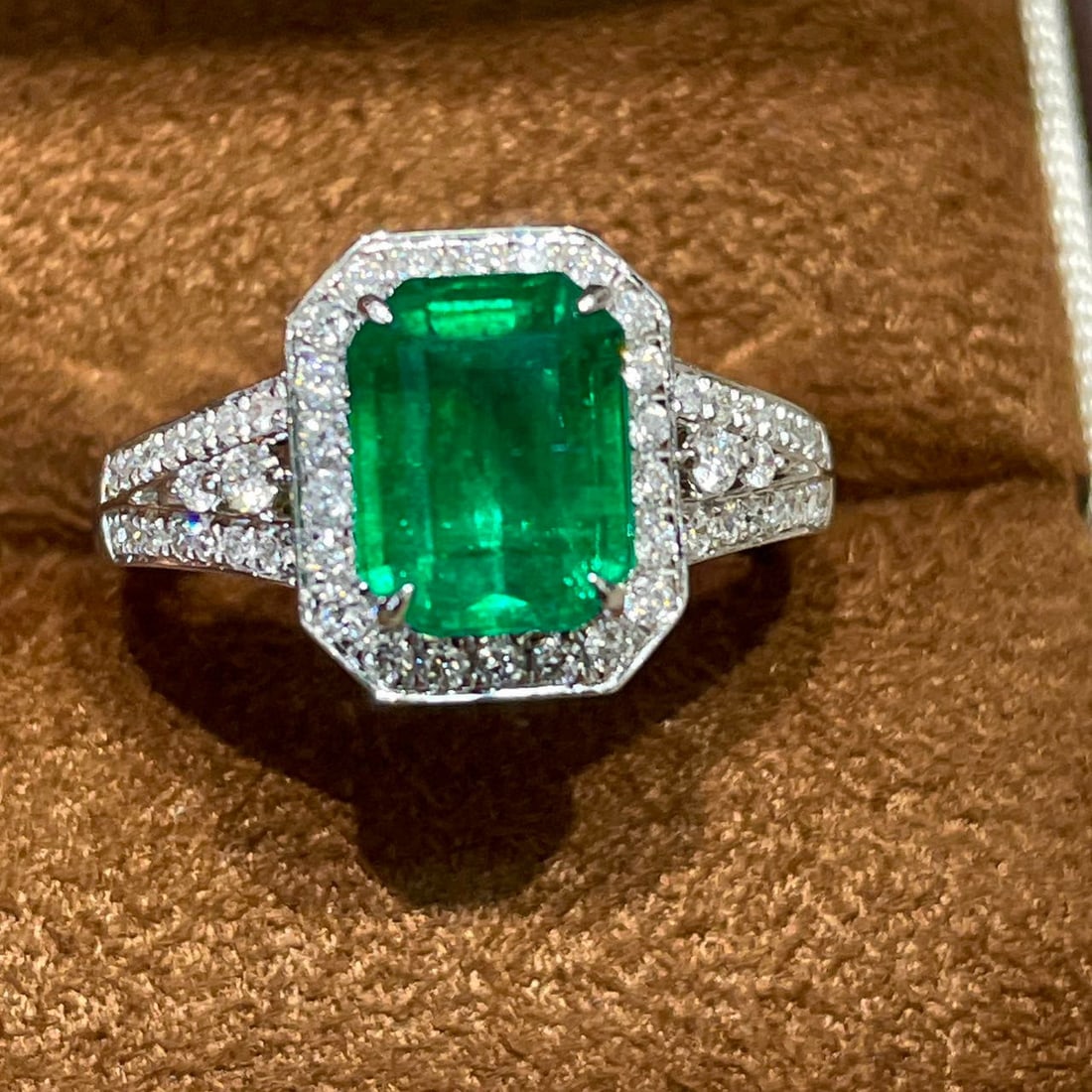 14k Gold 2.25 Ct Vivid Green Natural Emerald & Diamond Ring - 2