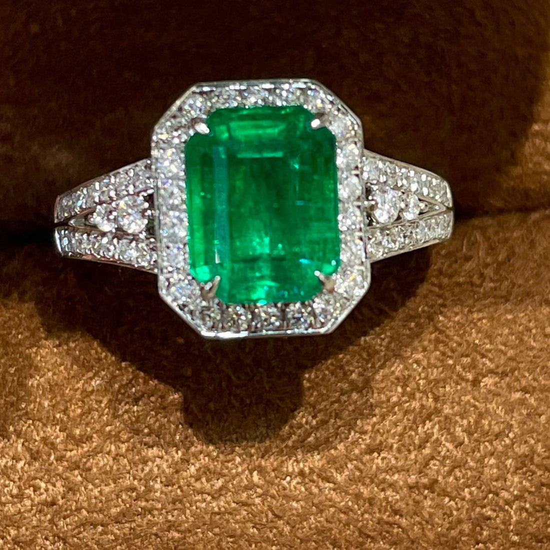 14k Gold 2.25 Ct Vivid Green Natural Emerald & Diamond Ring - 3