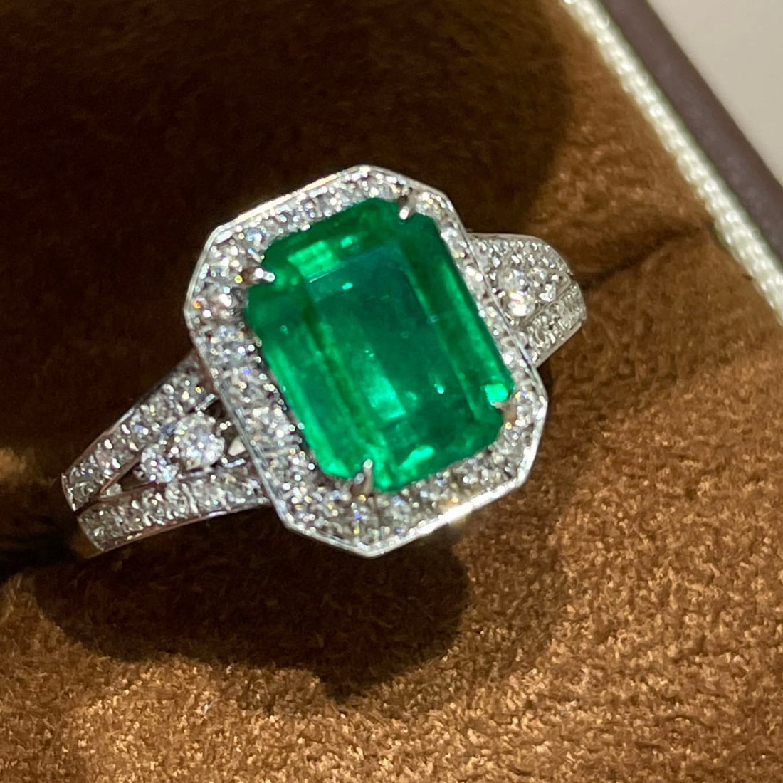 14k Gold 2.25 Ct Vivid Green Natural Emerald & Diamond Ring - 4