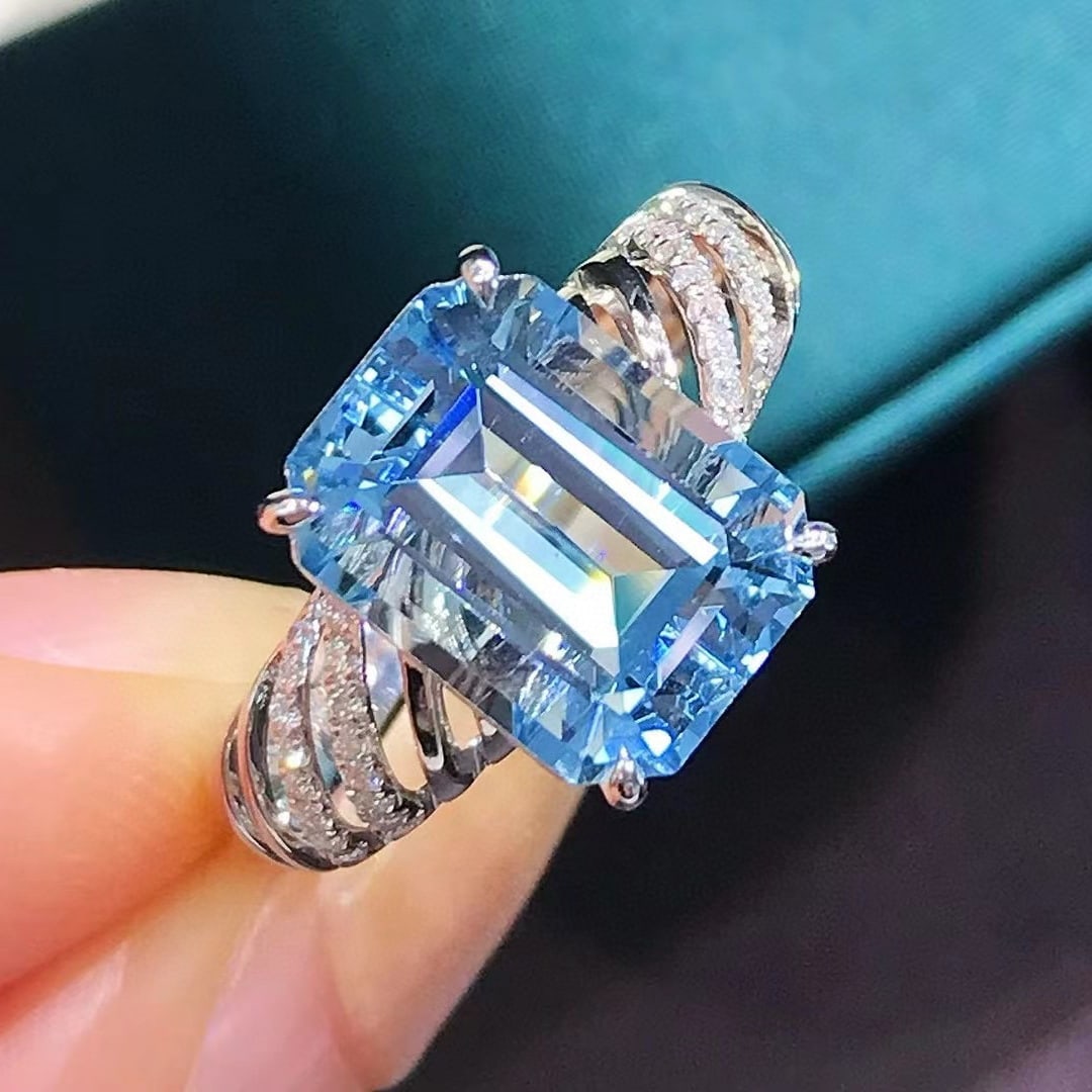 14k Gold 4.86 Ctw Natural Aquamarine & Diamond Ring: Ref:231052276 // gold content:14k gold // ring size:7. 25us // // main gemstone:aquamarine // shape:octagonal // carat weight:4. 75ct // color:santa maria color // treatment:natural // // adjacent gem