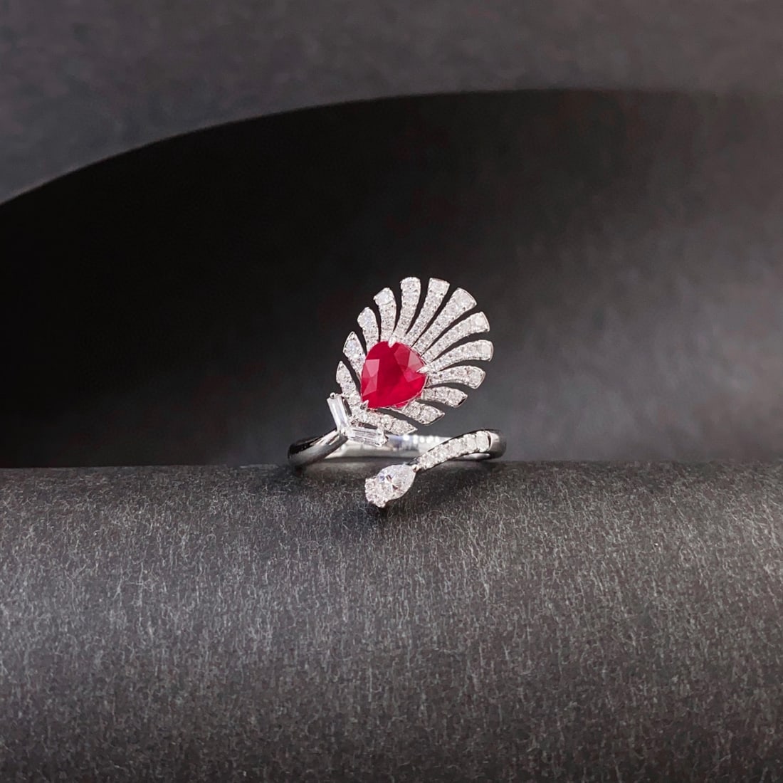 14k Gold 1.53 Ctw Natural Ruby & Diamond Ring: Ref:231052281 // gold content:14k gold // ring size:7. 25us // // main gemstone:ruby // shape:pear // carat weight:1. 02ct // color:red // treatment:natural // // adjacent gemstone 2 : diamond //