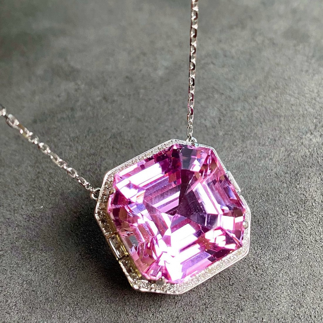 14k Gold 35.31 Ctw Natural Kunzite & Diamond Necklace: Ref:231052288 // gold content:14k gold // main gemstone:kunzite // shape:octagonal // carat weight:35. 03ct // color:purple // treatment:natural // // adjacent gemstone 2 : diamond // shape:round //